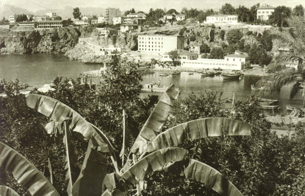 Antalyanın Tarihçesi — Antalya İskelesinin Eski Halinden Bir Anı