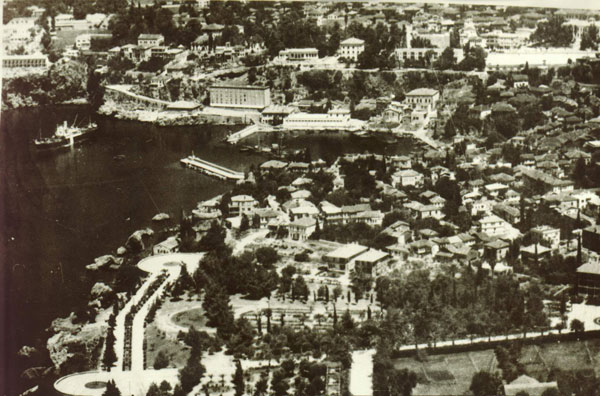 Antalyanın Tarihçesi — Antalya İskelesinin Eski Halinden Bir Anı